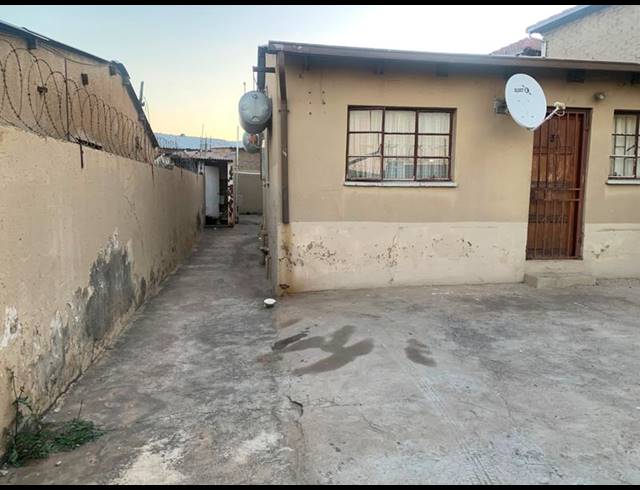 6 BEDROOM HOUSE FOR SALE IN ENTSHONALANGA